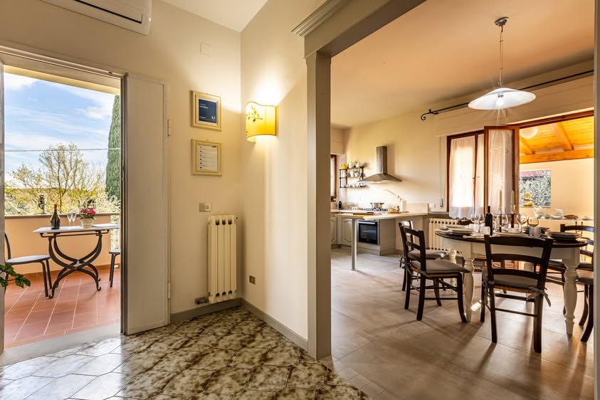 Ingresso con vista sulla cucina attrezzata e accesso diretto alla terrazza