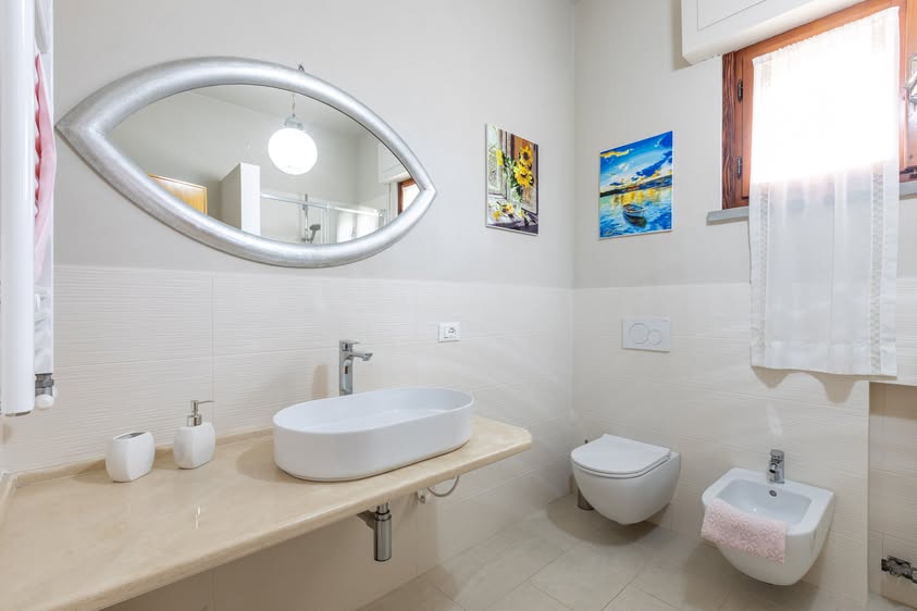Bagno elegante con specchio design in argento
