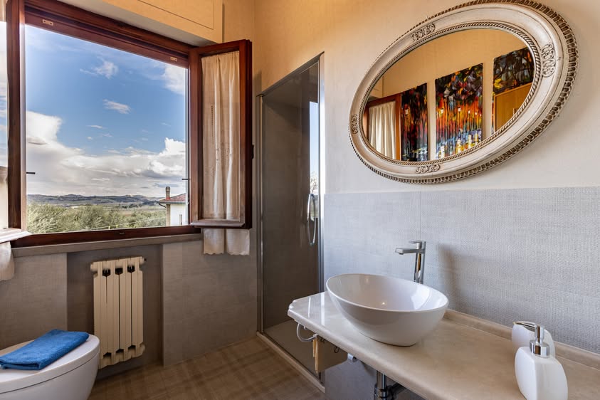 Secondo bagno con doccia e vista panoramica sulle colline