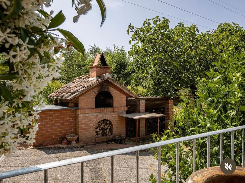 Forno a legna esterno a disposizione degli ospiti di Villa Raffaella